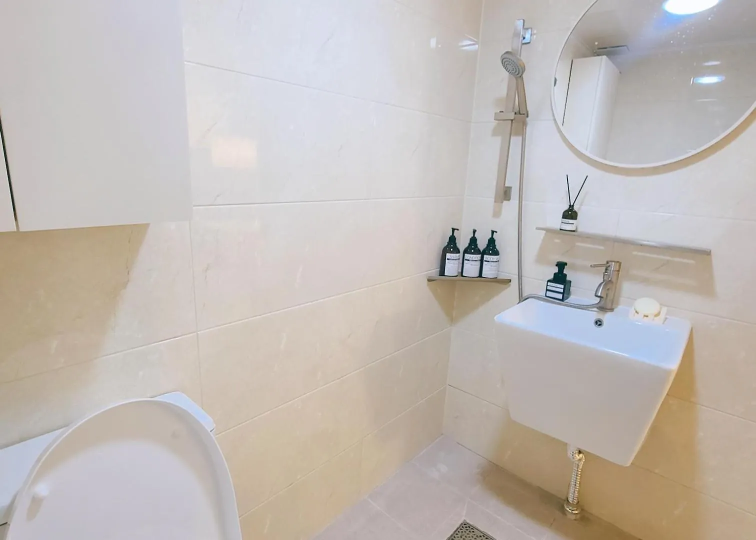 Hongdae, Gangnam, Seongsu, Subway Line 2, Accommodation For 6 People, Seoul Venture Town Station 0*,  Sydkorea