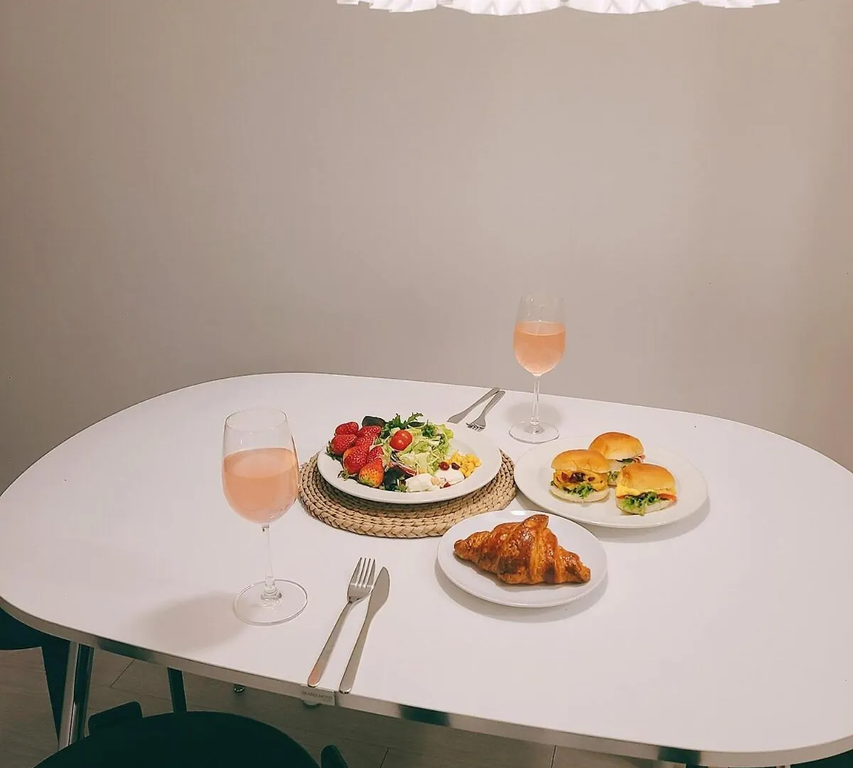 Hongdae, Gangnam, Seongsu, Subway Line 2, Accommodation For 6 People, Seoul Venture Town Station Sydkorea